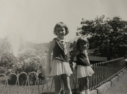 Arlette (links/7jährig) mit ihrer Schwester 