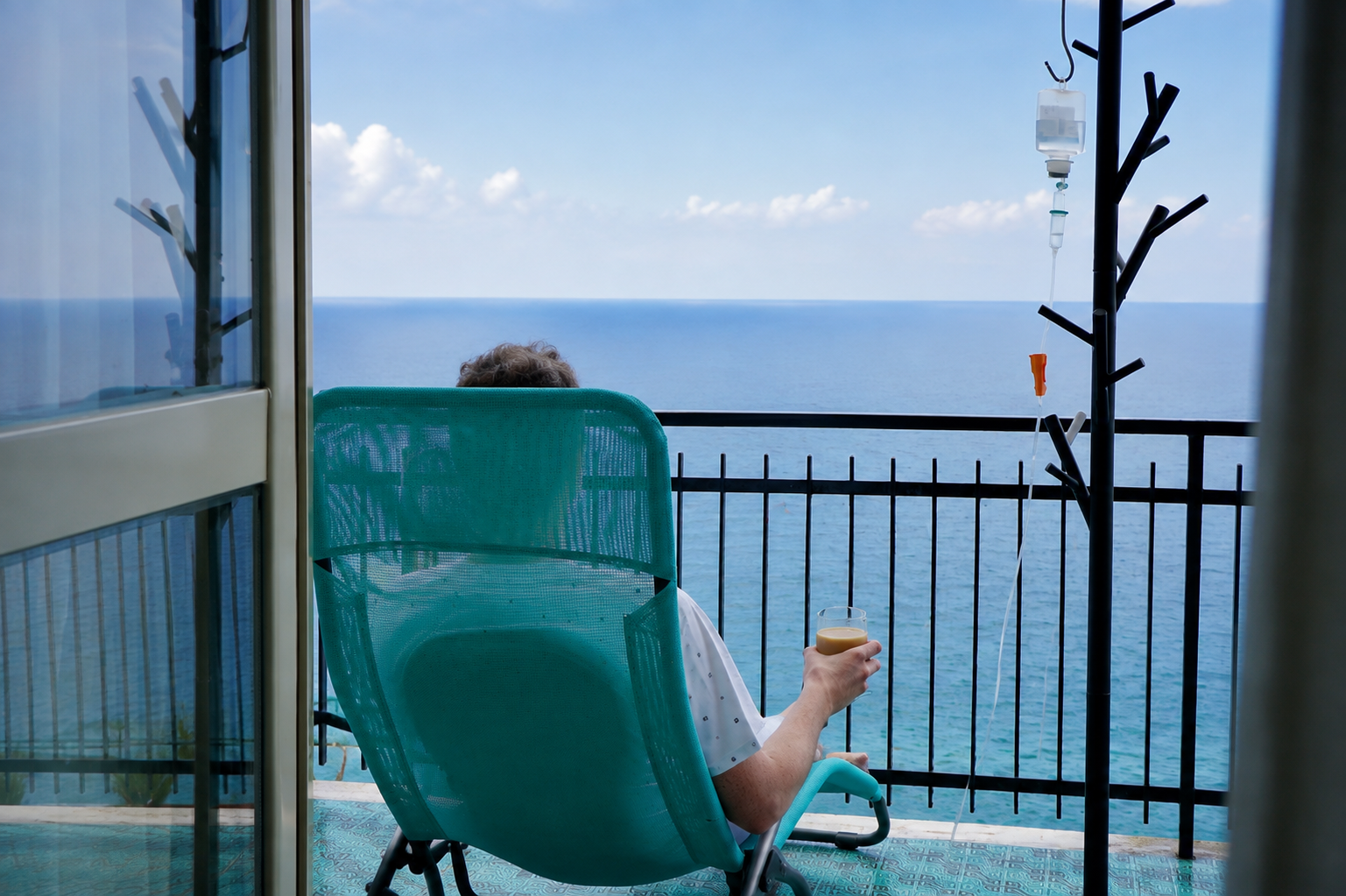 Mit-Infusion-und-Blick-ueber-das-Meer.png
