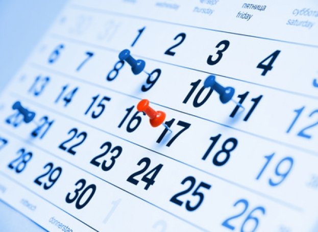 Closeup_a_blue_toned_calendar_page_with_drawing-pins.jpg
